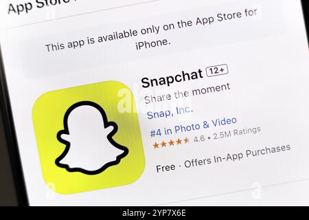 In questa immagine, l'app Snapchat è visualizzata nella pagina di download dell'Apple Store sullo schermo dello smartphone Foto Stock