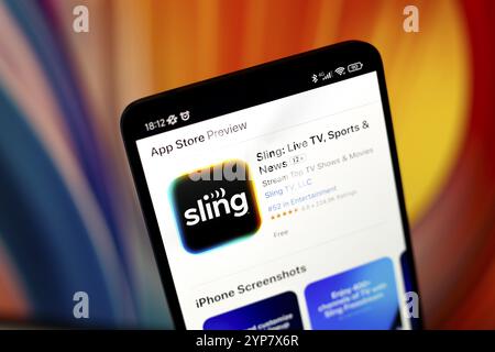 In questa immagine, l'app Sling TV è visualizzata nella pagina di download dell'Apple Store sullo schermo dello smartphone Foto Stock