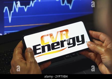 In questa immagine, il logo CVR Energy visualizzato su uno smartphone Foto Stock