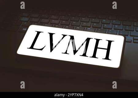 In questa illustrazione fotografica, il logo LVMH Moet Hennessy Louis Vuitton se viene visualizzato sullo schermo di uno smartphone Foto Stock