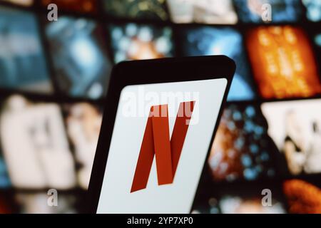 In questa immagine, il logo Netflix viene visualizzato sullo schermo di uno smartphone Foto Stock