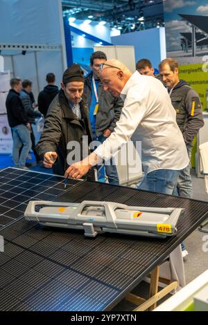 Tecnologia di pulizia per sistemi solari, alla fiera Solar Solutions Düsseldorf, oltre 250 espositori internazionali presentano prodotti e servizi per Foto Stock