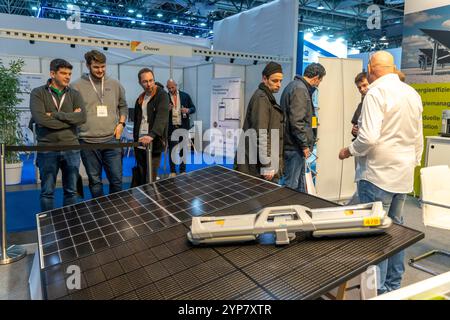 Tecnologia di pulizia per sistemi solari, alla fiera Solar Solutions Düsseldorf, oltre 250 espositori internazionali presentano prodotti e servizi per Foto Stock