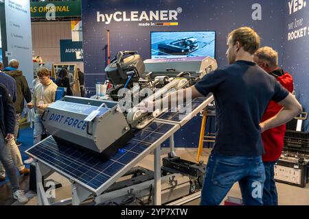 Tecnologia di pulizia per sistemi solari, alla fiera Solar Solutions Düsseldorf, oltre 250 espositori internazionali presentano prodotti e servizi per Foto Stock