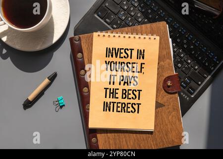 Investi in te stesso, paga il meglio: Testo scritto in un notebook. Vista dall'alto Foto Stock