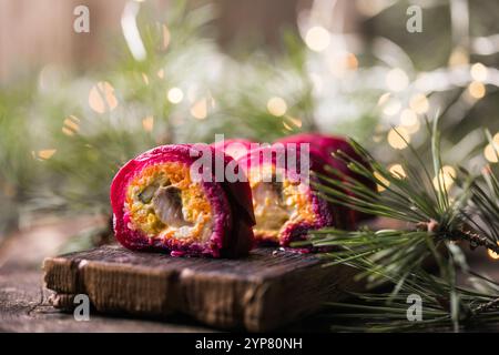 Insalata di shuba. Insalata russa a strati con barbabietola, patate, carote, aringhe sottaceto e maionese per la cena di Natale. Foto Stock