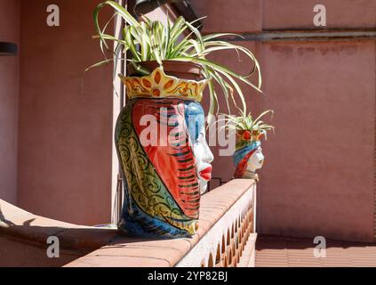 TESTE DI Moro in ceramica SICILIANA o teste di Moro intorno alla città di Taormina, in Sicilia. Moor’s Heads era usato come elemento decorativo nelle case e nei balconi Foto Stock