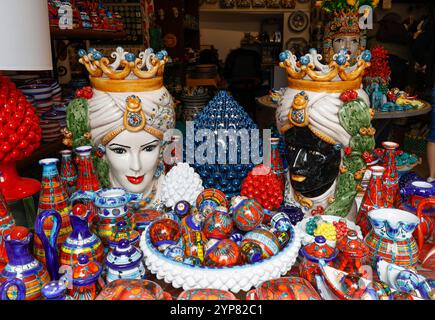 TESTE DI Moro in ceramica SICILIANA o teste di Moro intorno alla città di Taormina, in Sicilia. Moor’s Heads era usato come elemento decorativo nelle case e nei balconi Foto Stock