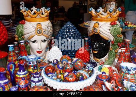 TESTE DI Moro in ceramica SICILIANA o teste di Moro intorno alla città di Taormina, in Sicilia. Moor’s Heads era usato come elemento decorativo nelle case e nei balconi Foto Stock