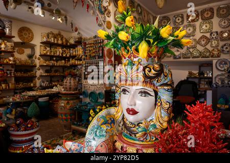 TESTE DI Moro in ceramica SICILIANA o teste di Moro intorno alla città di Taormina, in Sicilia. Moor’s Heads era usato come elemento decorativo nelle case e nei balconi Foto Stock