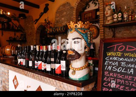 TESTE DI Moro in ceramica SICILIANA o teste di Moro intorno alla città di Taormina, in Sicilia. Moor’s Heads era usato come elemento decorativo nelle case e nei balconi Foto Stock