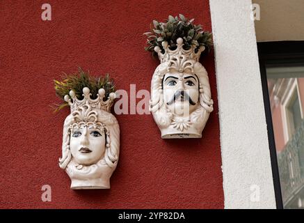 TESTE DI Moro in ceramica SICILIANA o teste di Moro intorno alla città di Taormina, in Sicilia. Moor’s Heads era usato come elemento decorativo nelle case e nei balconi Foto Stock