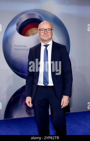 Moderatore Karsten Schwanke bei der Verleihung des Deutschen Nachhaltigkeitspreis im Maritim Hotel Düsseldorf. Düsseldorf, 28.11.2024 NRW Deutschland *** presentatore Karsten Schwanke alla presentazione del German Sustainability Award al Maritim Hotel Düsseldorf Düsseldorf, 28 11 2024 NRW Germania Copyright: XChristophxHardtx Foto Stock