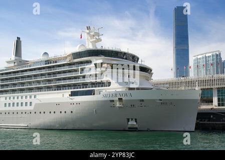 La nave da crociera Silver Nova nel Victoria Harbour in una giornata di sole. Hong Kong - 24 ottobre 2024 Foto Stock
