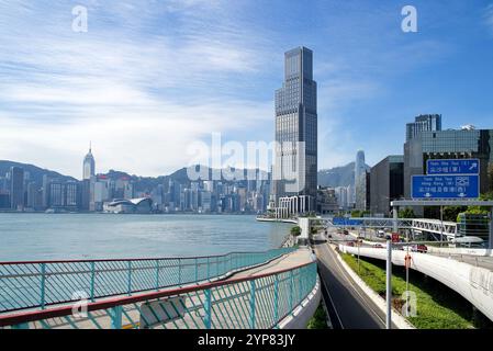 Grande grattacielo sul lungomare di Victoria Harbour che si affaccia sullo skyline in una giornata di sole. Hong Kong - 25 ottobre 2024 Foto Stock