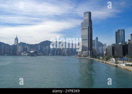 Grande grattacielo sul lungomare di Victoria Harbour che si affaccia sullo skyline in una giornata di sole. Hong Kong - 25 ottobre 2024 Foto Stock