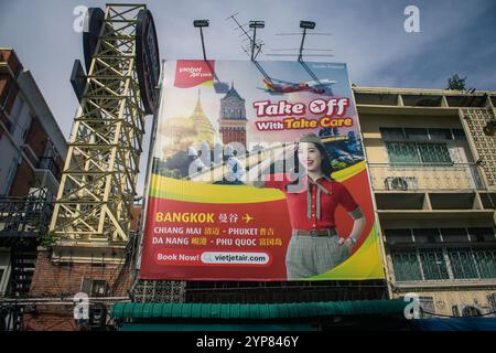 Bangkok, Thailandia, 26 novembre 2024 paesaggio urbano e strade di Bangkok, capitale della Thailandia. Rinomato per la sua vivace vita di strada, la ricca erita culturale Foto Stock