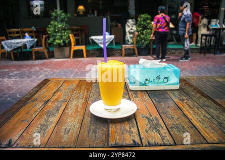 Bangkok, Thailandia, 26 novembre 2024 paesaggio urbano e strade di Bangkok, capitale della Thailandia. Rinomato per la sua vivace vita di strada, la ricca erita culturale Foto Stock