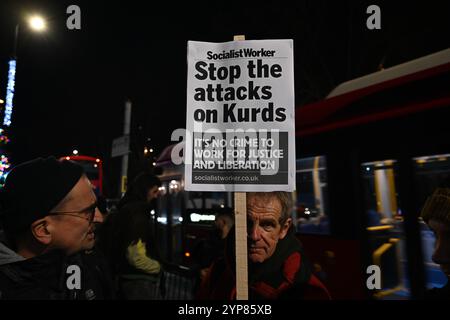 Turnpike Lane Station, Londra, Inghilterra, 28 novembre 2024: Dimostrazione: La comunità curda e i suoi sostenitori hanno espresso il loro disappunto per l'uso della legge sul terrorismo da parte della polizia per arrestare sei curdi della comunità curda di Londra. Il 90% dei britannici non sa o capisce che i curdi hanno subito più discriminazioni e oppressioni da parte del governo britannico di qualsiasi altra minoranza etnica per trent'anni. Il governo britannico discrimina anche le giovani generazioni perché sono di origine curda britannica e sono curdi Foto Stock