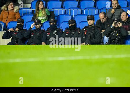 SAN SEBASTIAN - agenti di polizia durante la partita UEFA Europa League tra Real Sociedad e Ajax Amsterdam alla Reala Arena il 28 novembre 2024 a San Sebastian, Spagna. ANP TOBIAS KLEUVER Foto Stock