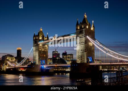 Tower Bridge al tramonto, 18 novembre 2024 Foto Stock