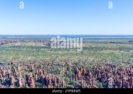 Vista aerea delle colonne uniche di formazioni rocciose di arenaria nel territorio del Nord dell'Australia, conosciuta come la città perduta meridionale. Foto Stock