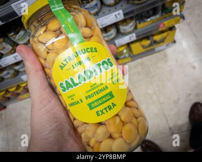 VALENCIA, SPAGNA - 13 OTTOBRE 2024: Primo piano di un barattolo di lupini, fagioli di lupino dolci, o altramuces o tremocos, in vendita in un supermercato di Valen Foto Stock