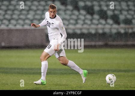 Chris Wood della nuova Zelanda con la palla mentre giocava alle Isole Salomone in una partita di qualificazione alla Coppa del mondo FIFA al North Harbour Stadium di Auckland, nuova Zelanda, martedì 11 settembre 2012 Foto Stock