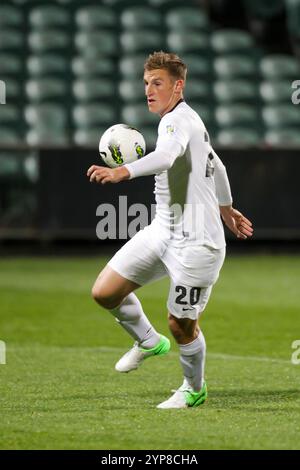 Chris Wood della nuova Zelanda con la palla mentre giocava alle Isole Salomone in una partita di qualificazione alla Coppa del mondo FIFA al North Harbour Stadium di Auckland, nuova Zelanda, martedì 11 settembre 2012 Foto Stock