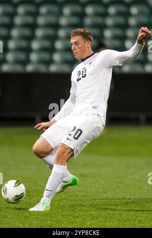 Chris Wood della nuova Zelanda con la palla mentre giocava alle Isole Salomone in una partita di qualificazione alla Coppa del mondo FIFA al North Harbour Stadium di Auckland, nuova Zelanda, martedì 11 settembre 2012 Foto Stock