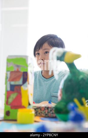 Bambini delle scuole primarie che fanno arte e artigianato Foto Stock