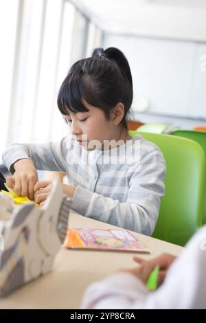 Bambini delle scuole primarie che fanno arte e artigianato Foto Stock