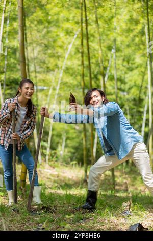 Coppia che scava colpi di bambù Foto Stock