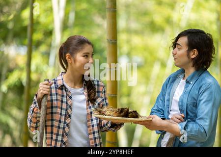 Coppia che scava colpi di bambù Foto Stock