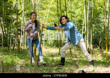 Coppia che scava colpi di bambù Foto Stock