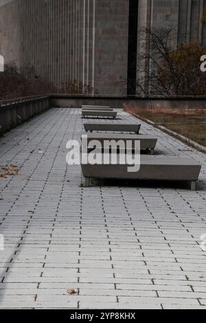 Panchine in cemento presso Nathan Phillips Square in Queen Street West nel centro di Toronto, Ontario, Canada Foto Stock