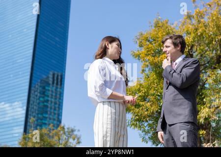 Persone,all'aperto,Giapponese,Giapponese,Asiatico,Orientale,americano,Occidentale,Occidentale,Caucasico,straniero,2 persone,donna,uomo,giovane,giovane adulto Foto Stock