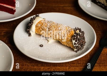 Cannoli con scaglie di cioccolato su un piatto Foto Stock