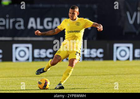 Gustavo Garcia (CD Nacional) visto in azione durante la partita della Liga Portugal tra squadre del CF Estrela Amadora e del CD Nacional all'Estadio Jose Gomes. Punteggio finale; CF Estrela Amadora 2:0 CD Nacional Foto Stock