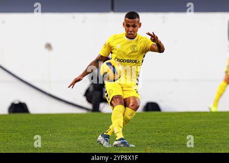 Amadora, Portogallo. 10 novembre 2024. Gustavo Garcia (CD Nacional) visto in azione durante la partita della Liga Portugal tra squadre del CF Estrela Amadora e del CD Nacional all'Estadio Jose Gomes. Punteggio finale; CF Estrela Amadora 2:0 CD Nacional (foto di Maciej Rogowski/SOPA Images/Sipa USA) credito: SIPA USA/Alamy Live News Foto Stock