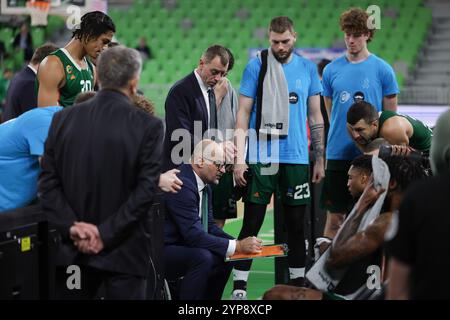 Lubiana, Slovenia. 28 novembre 2024. Il capo-allenatore della Cedevita Olimpija Zvezdan Mitrovic (C) istruisce i giocatori durante il 9 ° turno della stagione regolare BKT Eurocup 2024 tra Cedevita Olimpija e Veolio Towers Hamburg a Lubiana, Slovenia, 28 novembre 2024. Crediti: Zeljko Stevanic/Xinhua/Alamy Live News Foto Stock