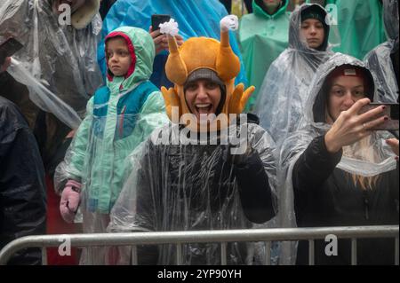 New York, Stati Uniti. 28 novembre 2024. Uno spettatore posa alla parata annuale del giorno del Ringraziamento di Macy a New York. Credito: SOPA Images Limited/Alamy Live News Foto Stock