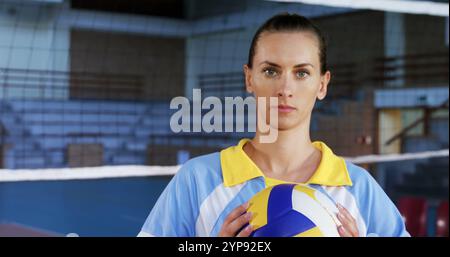 Ritratto di una giocatrice che tiene la pallavolo nel campo 4k Foto Stock