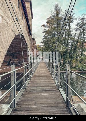 Kettensteg (Ponte delle catene) sul fiume Pegnitz nel centro storico di Norimberga durante il giorno d'estate Foto Stock