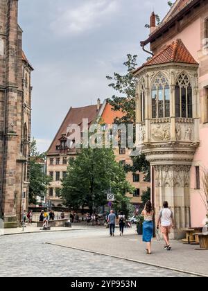 Norimberga, Germania - 24 luglio 2023: Bellissimo balcone di una casa nella vecchia città bavarese di Norimberga, concetto di architettura e turismo Foto Stock