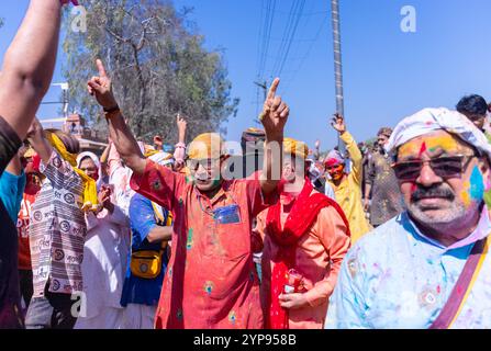 Barsana, India gruppo di devoti indù con il colore dei loro volti che celebra la festa di holi per le strade di barsana con colori organici asciutti. Foto Stock