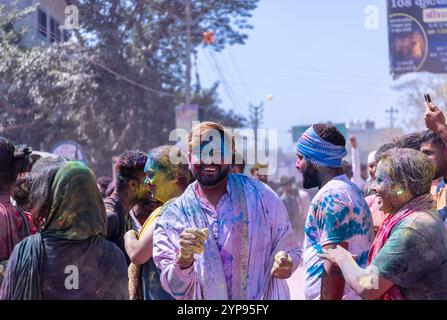 Barsana, India gruppo di devoti indù con il colore dei loro volti che celebra la festa di holi per le strade di barsana con colori organici asciutti. Foto Stock