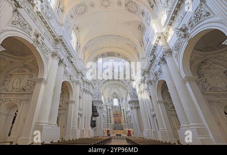 Interno della Chiesa Teatina, una famosa chiesa italiana in stile alto barocco a Monaco, Germania Foto Stock