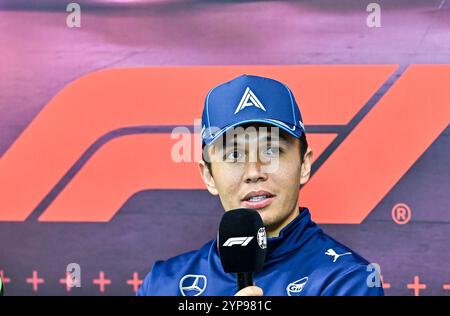 Doha, Qatar. 28 novembre 2024. Il pilota thailandese di Williams Alexander Albon partecipa alla conferenza stampa in vista del Gran Premio del Qatar al Lusail International Circuit di Lusail, Qatar, il 28 novembre 2024. Crediti: Nikku/Xinhua/Alamy Live News Foto Stock