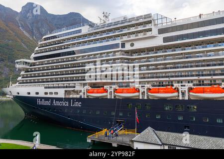 Nave da crociera Holland America Line MS Rotterdam nel porto di Eidfjord Village Fjord, Norvegia occidentale, Europa, 2024 Foto Stock